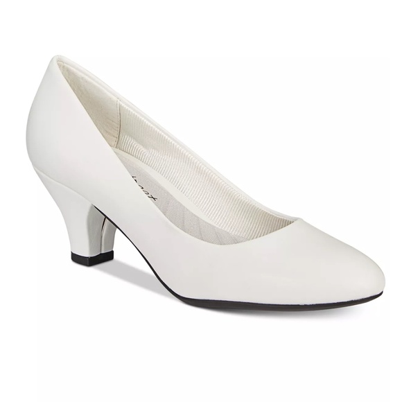 Easy Street Fabulous White Pumps Size 7W - Picture 1 of 11